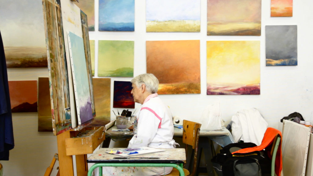 Hedwige devant ses tableaux