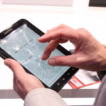 Tablette ordinateur en main