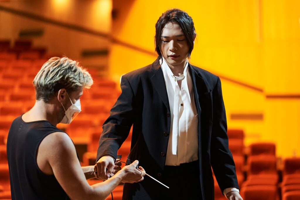 Le compositeur et chef d'orchestre Sud-Coréen Kim-Li, lors de la première mondiale avec la baguette haptique.