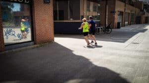 Claire donne des informations orales à Chris, par exemple pour anticiper un virage.