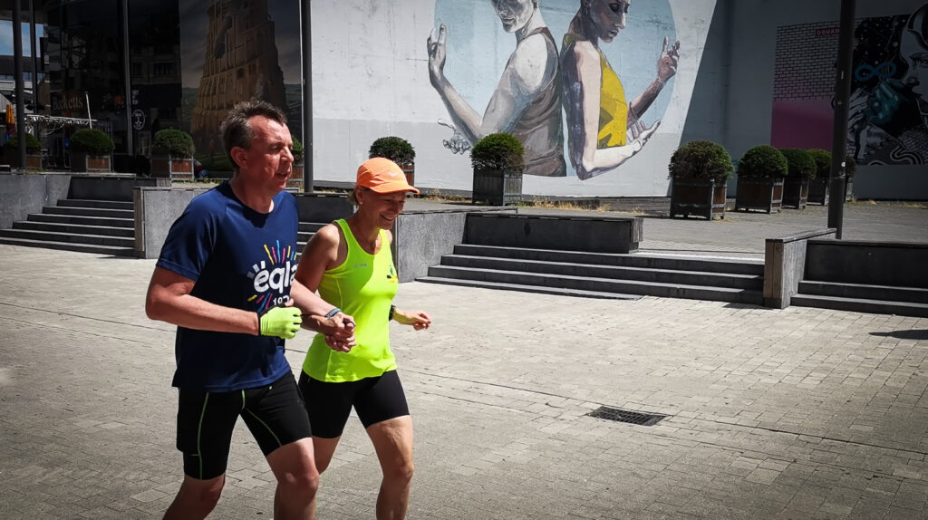 Chris et Claire dans les rues de Louvain-la-Neuve.