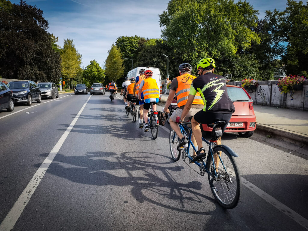 Le groupe de vélos tandems sur la route.