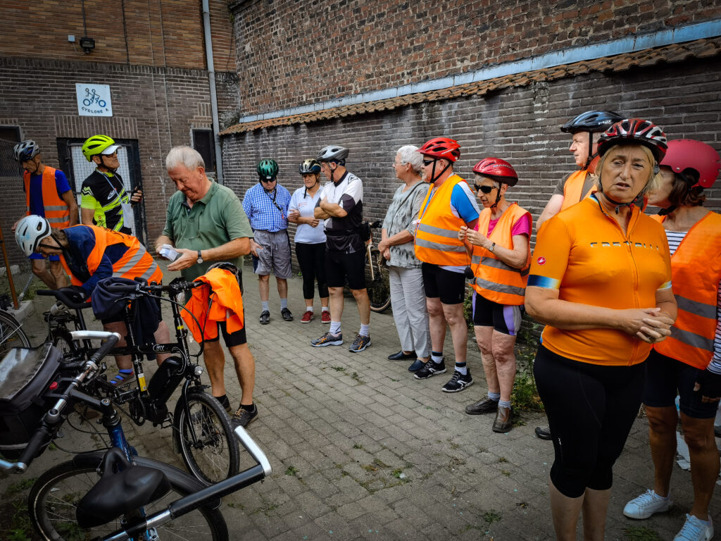 Le groupe de cycliste en tandem Cyclone-A avant le départ