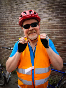 Didier, non-voyant, ravi de pouvoir rouler à vélo.