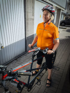 Ruth sur son vélo avant le départ.