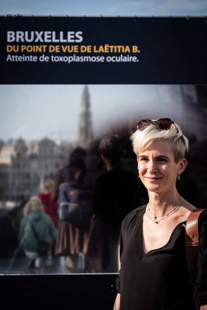 Laetitia, atteinte de toxoplasmose oculaire, au Mont des Arts à Bruxelles.