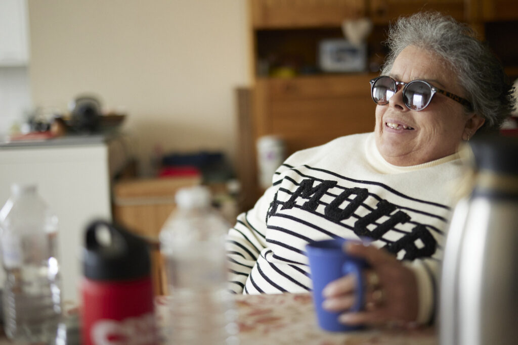 Martine, non-voyante, adepte des activités loisirs organisées par Eqla.