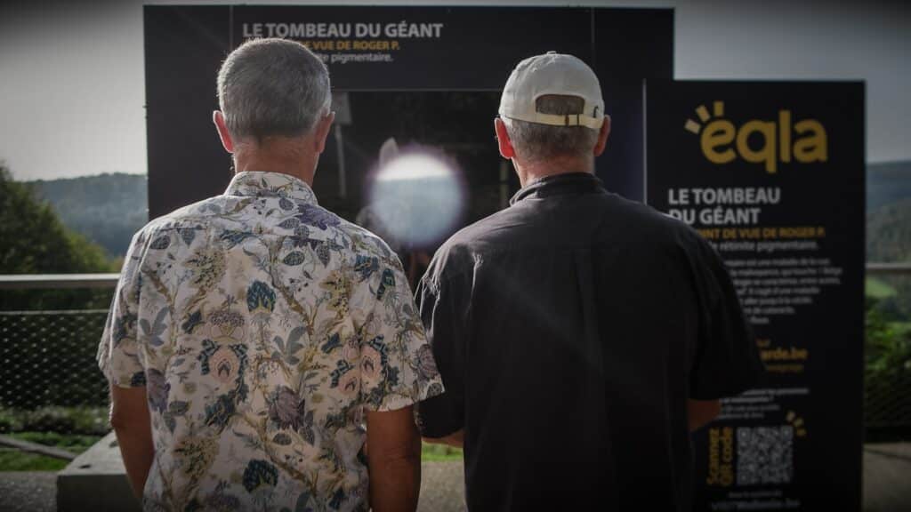 Roger, malvoyant, avec son ami Christian qui découvre sa vision tubulaire au Tombeau du Géant à Bouillon